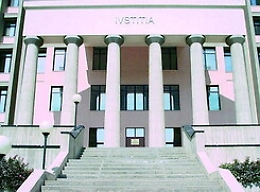 Botte alla moglie in albergo durante la vacanza: chiesto il processo