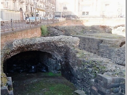 Catania, sacchi d'erba all'anfiteatro: mancano i soldi per rimuoverli