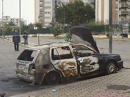 Palermo, cadavere carbonizzato dentro un'auto in fiamme