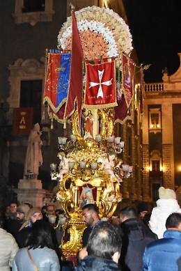 Sant'Agata, fuochi d'artificio e le candelore dei pescindevoli e del vill. S. Agata