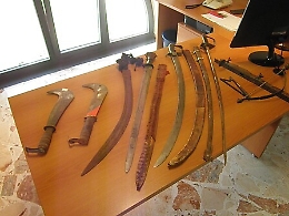 Alla stazione di Catania con scimitarre e machete