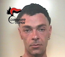 "Forza" ingresso sala giochi e porta via soldi e bevande: arrestato