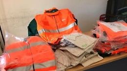 Palermo, vendeva per strada abiti da lavoro Amia: denunciato