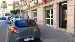 Gli "spillavano" soldi e case durante "sedute spiritiche": denunciati avvocato e la moglie