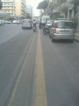 Catania, in viale Veneto la corsia preferenziale dell'autobus è un parcheggio! E i vigili?
