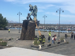 "Non mi fanno vedere mio figlio" e minaccia di darsi fuoco