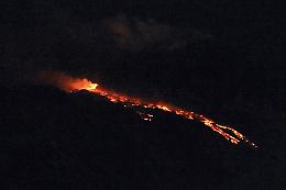 Etna, nuova colata dalla bocca sommitale: regolari i voli su Catania