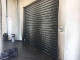 A fuoco saracinesca negozio "Sportivo" di Giarre