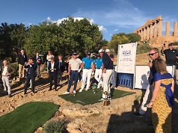 Lo spettacolo del grande golf nella Valle dei Templi di Agrigento