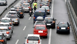 Coltellate sull'A18 per il sorpasso in corsia d'emergenza: 4 denunce