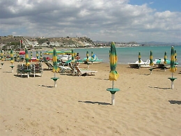 Realmonte, rimprovera  giovani per gli schiamazzi e viene aggredito