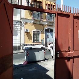 Catania, in via Barriera del Bosco i cassonetti continuano a scivolare e nessuna fa niente