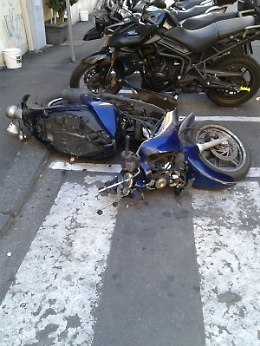 Catania, scooter abbandonato nel contesto urbano