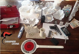 Armi e droga in casa del boss Buda: arrestati moglie e nipote