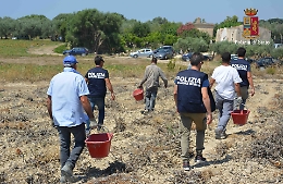 Blitz anti caporalato, braccianti (sfruttati per tre euro all'ora) nascosti sotto un telone su un tir