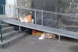 Catania, in piazza Cavour sotto la scivola dei disabili c'è un bivacco per clochard