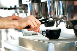 Dipendenti sfruttati e licenziati, bar sequestrato a Siracusa