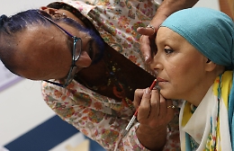 “Prima di tutto… sono una donna”, laboratori di bellezza per pazienti oncologiche