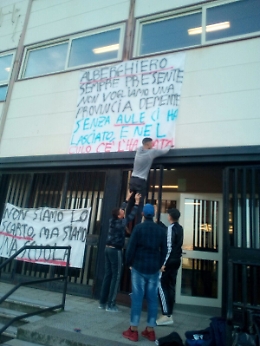 Alberghiero "K. Wojtyla" di Catania: la protesta continua