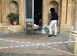 Giarre, i parenti de defunti sfidano il rischio crollo nelle antiche cappelle del cimitero