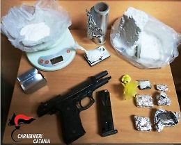 Catania, in casa aveva armi e un chilo di droga: arrestato