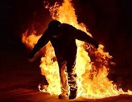 Litiga con la moglie, si cosparge di alcol e si dà fuoco: grave 50enne a Vittoria