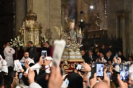 Sant'Agata è tra la sua gente: il giro esterno tra preghiere e fuochi d'artificio