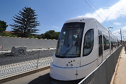 Palermo, ancora vandali contro i tram: bottiglia sul parabrezza