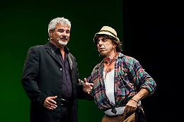 Pino Insegno e Ciufoli in Sicilia con “Vieni avanti cretino 2.0”: «È puro avanspettacolo»