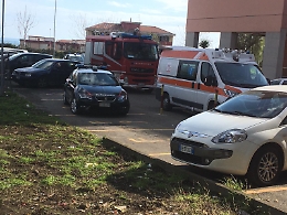 «Sono posseduta dal diavolo» e si barrica in casa con due bimbi