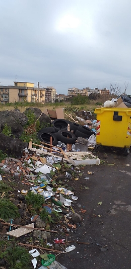 Catania: discarica e pericolo per gli automobilisti in Via G. Ettore Giardino