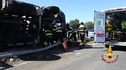 Catania, camion si ribalta lungo la Tangenziale: grave l'autista