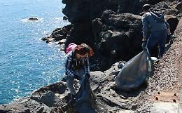 Catania, saltellando tra gli scogli ecco come vi ripuliamo il Lungomare