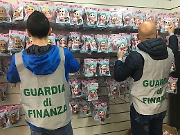 Catania, 130.000 articoli contraffatti in un negozio cinese alla Fiera