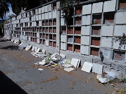 Catania: devastazione e incuria al cimitero