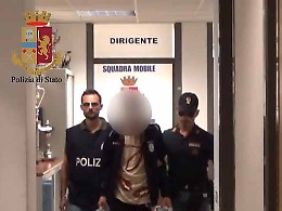 Ragusa, atti osceni davanti a porta dell'abitazione della sua "vittima" non appena il marito di lei usciva...