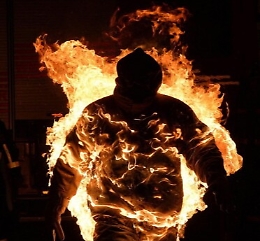 Catania, in strada come un "bonzo": grave 30enne dopo tentato suicidio