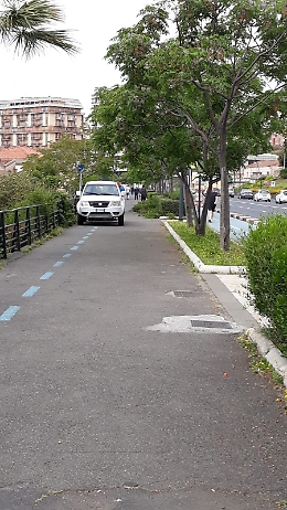 Catania: il camioncino della Multiservizi parcheggiato sul marciapiede.