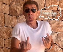 Incidente per seminare i paparazzi, Ezio Greggio risponde con «gesti eloquenti»