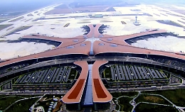 Cina, Xi Jinping inaugura il nuovo aeroporto di Pechino: 8 piste,  intelligenza artificiale, robotica e dimensioni enormi