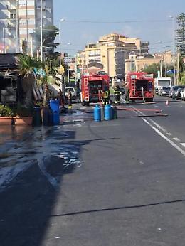 Catania: via del Rotolo, a fuoco furgone dei panini