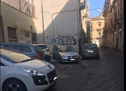 Catania, Via Sisto: appello dei residenti per la posa di paletti pedonali