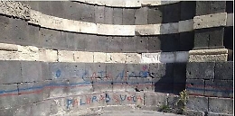 Catania,  sfregiata Porta Garibaldi
con scritte spray in rossazzurro