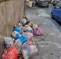 Rifiuti a Catania: Basterà un'etichetta sui sacchetti per cambiare le cose?