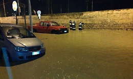 Meteo, la Sicilia sferzata dai temporali: scuole chiuse, allagamenti e c'è un disperso