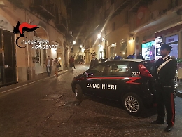 Denunciati due trentacinquenni: guida senza patente e porto di arma bianca