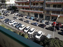 Catania: auto posteggiate in mezzo alla strada in via Vagliasindi