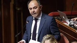 Anche il sottosegretario De Cristofaro bacchetta la preside: «Intollerabile l'immagine della scuola di classe»