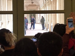 Alberto Angela gira "Meraviglie" a Catania, al Monastero dei Benedettini. L'entusiasmo degli studenti a caccia di foto e autografi