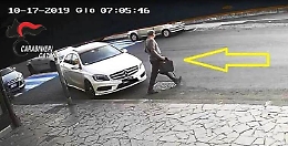 Neutralizzava telecomandi e rubava dentro auto in sosta: arrestato